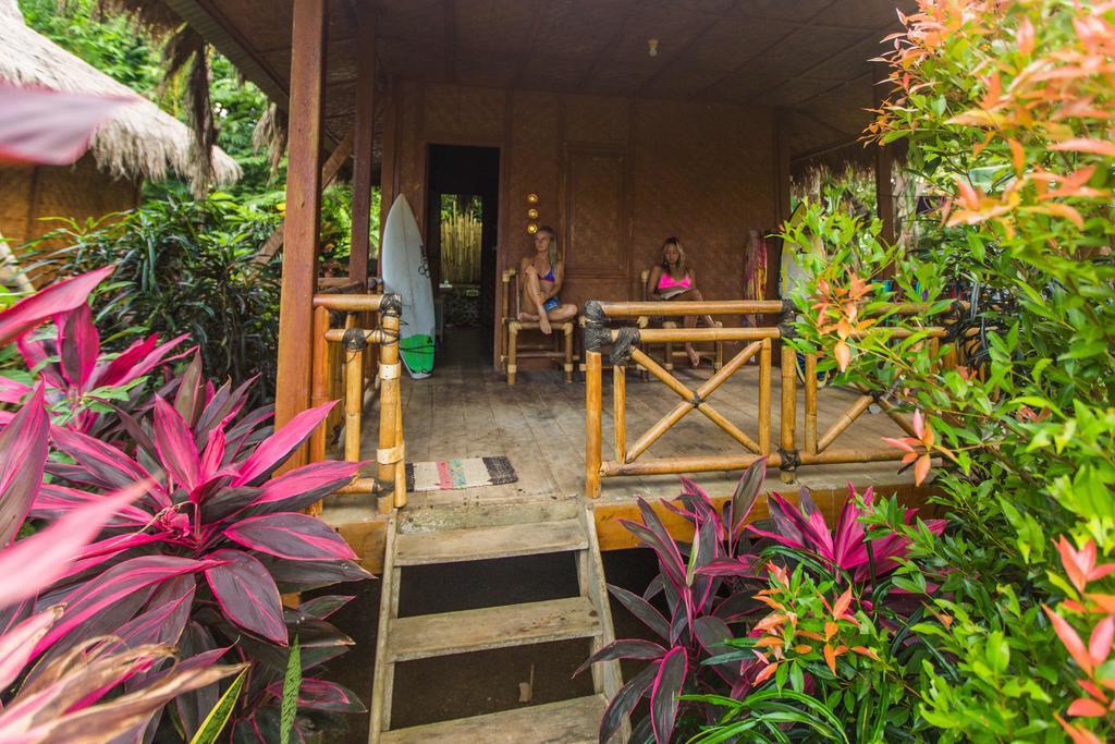 ホテル Mojosurf Camp Red Island Pasanggaran エクステリア 写真