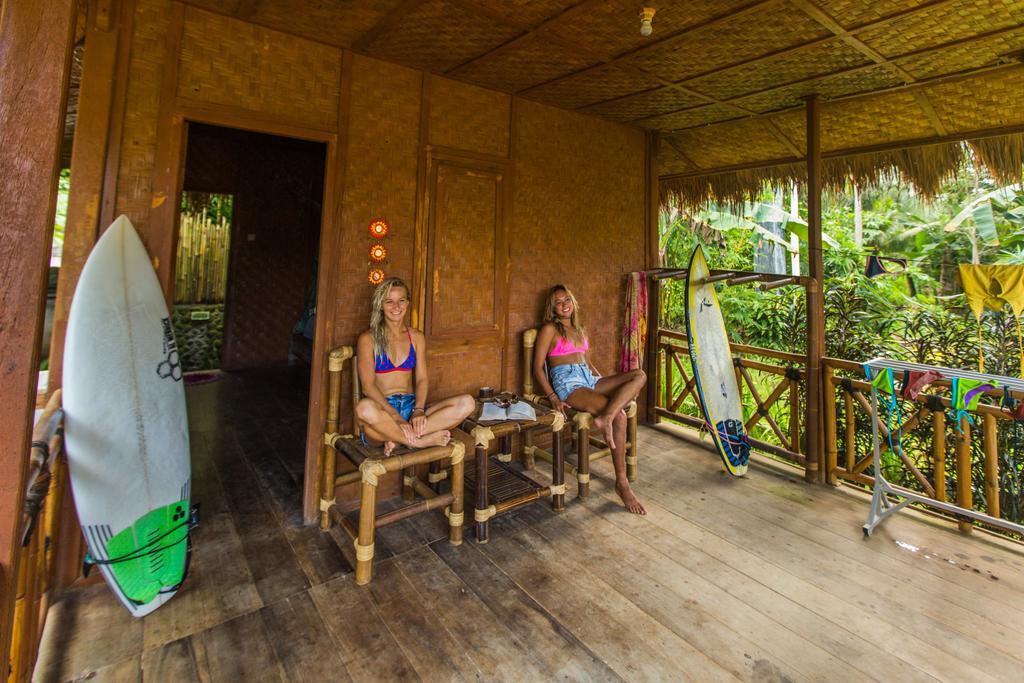 ホテル Mojosurf Camp Red Island Pasanggaran エクステリア 写真