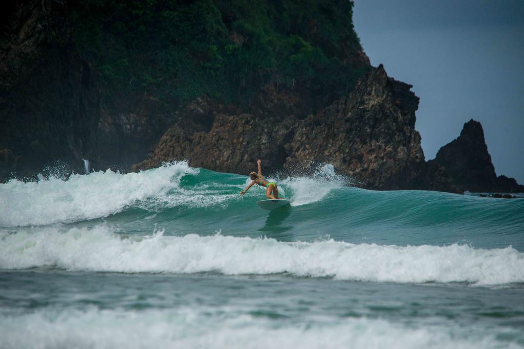 ホテル Mojosurf Camp Red Island Pasanggaran エクステリア 写真