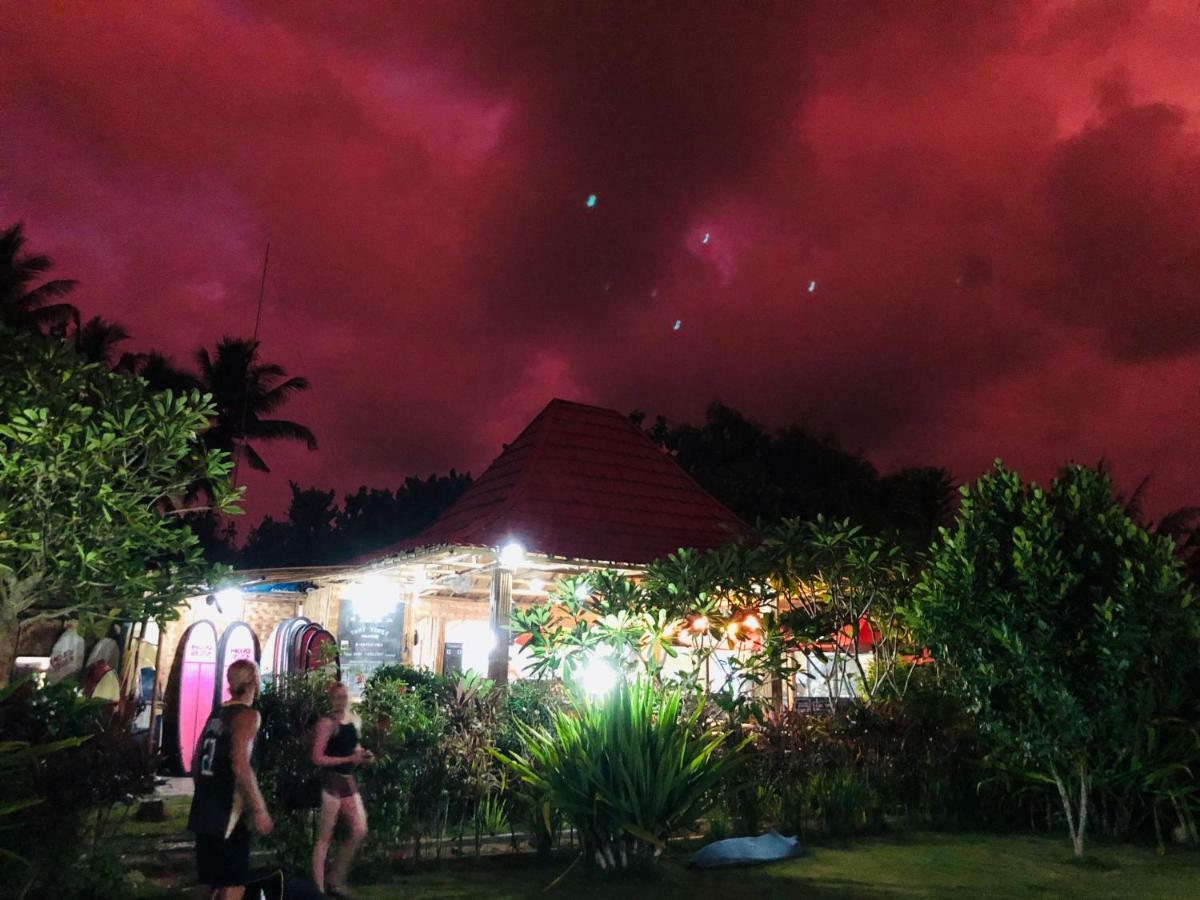 ホテル Mojosurf Camp Red Island Pasanggaran エクステリア 写真