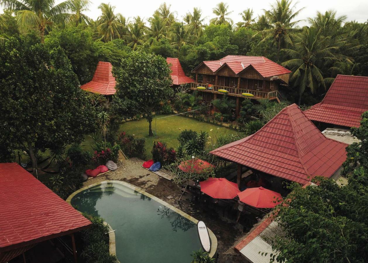 ホテル Mojosurf Camp Red Island Pasanggaran エクステリア 写真