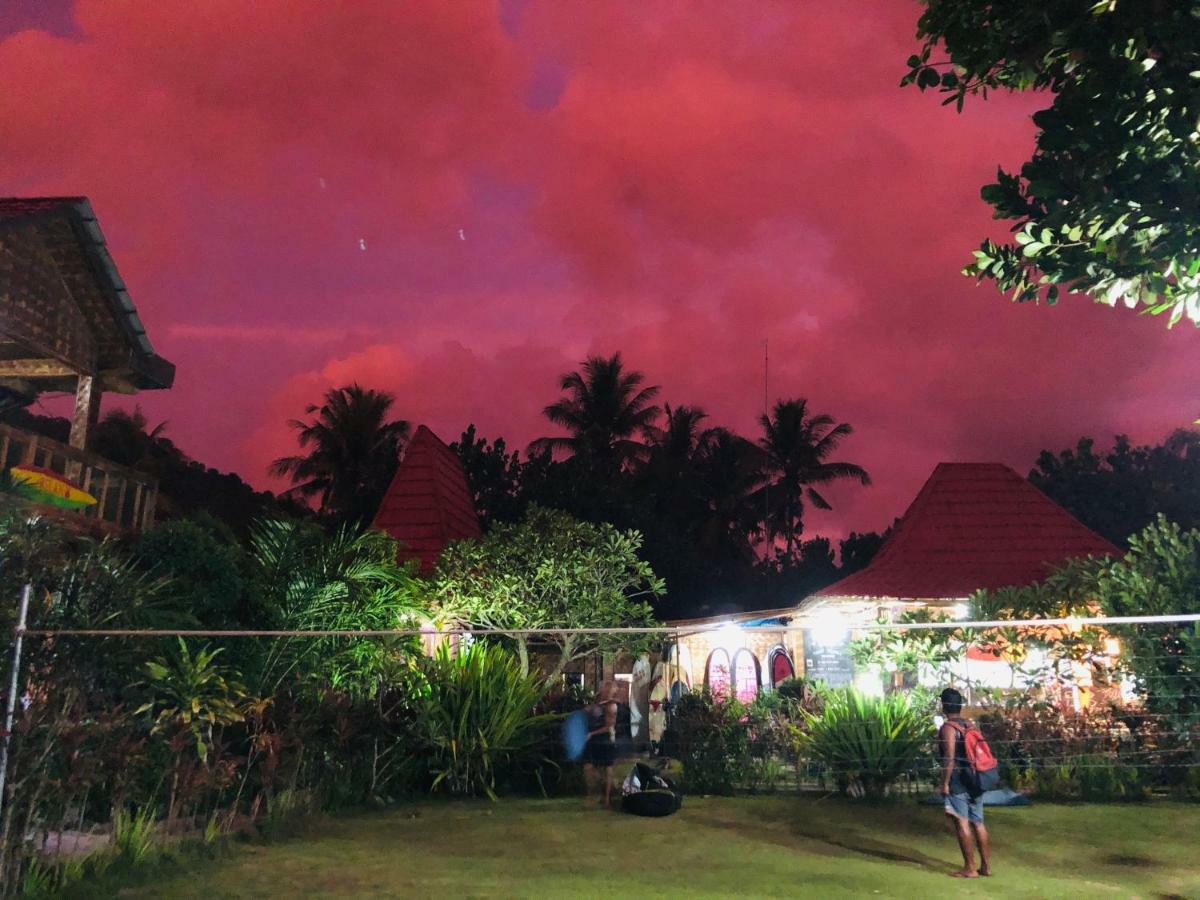 ホテル Mojosurf Camp Red Island Pasanggaran エクステリア 写真