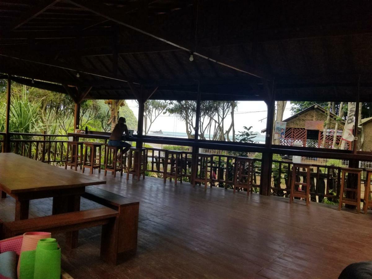 ホテル Mojosurf Camp Red Island Pasanggaran エクステリア 写真